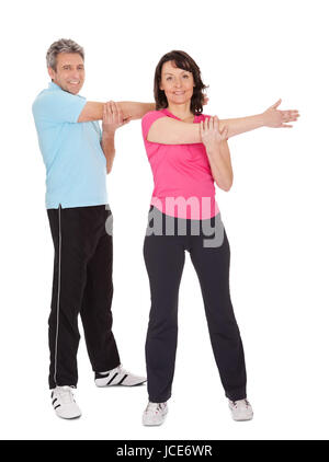 Aktive ältere paar Fitness zu tun. Isoliert auf weiss Stockfoto