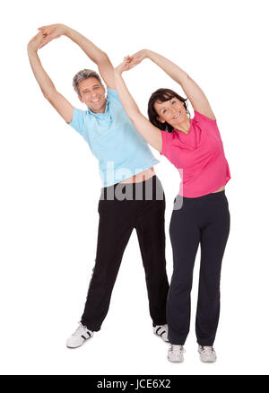 Aktive ältere paar Fitness zu tun. Isoliert auf weiss Stockfoto