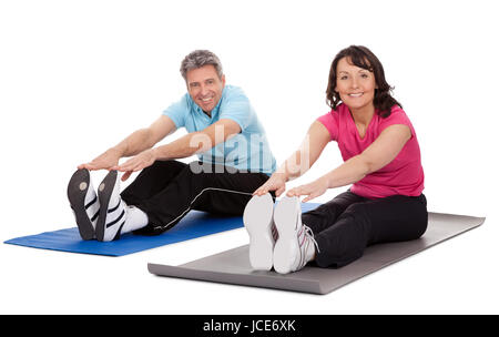 Aktive ältere paar Fitness zu tun. Isoliert auf weiss Stockfoto