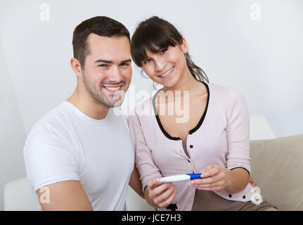 Junges Paar herauszufinden, Ergebnisse der Schwangerschaft zu Hause testen Stockfoto