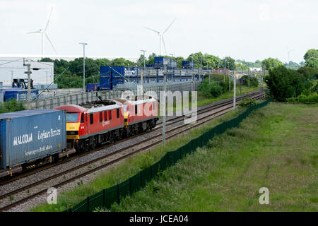 Zwei DB Schenker-Klasse 90 Elektrolokomotiven ziehen einen Freightliner-Zug bei DIRFT, Northamptonshire, UK Stockfoto