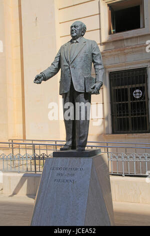 Statue im ehemaligen Präsidenten von Malta Valletta von Guido de Marco 1931-2010 Stockfoto