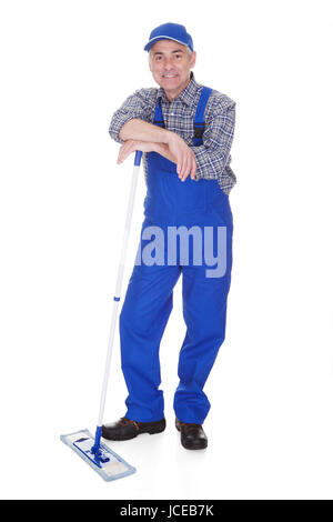 Reifen Sie Mann Bodenreinigung mit Mop Over White Background Stockfoto