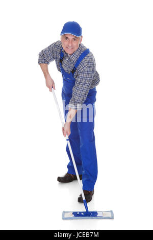Reifen Sie Mann Bodenreinigung mit Mop Over White Background Stockfoto