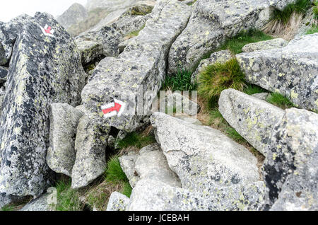 Kennzeichnung der touristischen Route in den Bergen. Rote Pfeile. Stockfoto