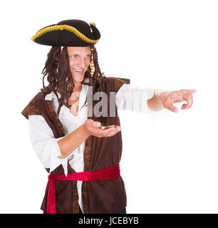 Porträt eines Piraten halten Kompass Over White Background Stockfoto