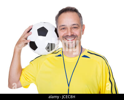 Porträt von ein glücklicher Mann hält einen Fußball auf Schulter, Isolated On White Background Stockfoto