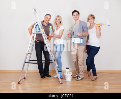 Häusliche Pflege-Reparatur-Team mit allen vier Mitgliedern der Familie stellten sich sofort an die Arbeit Stockfoto