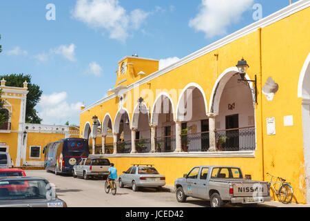 Außenseite der Franziskaner Kloster von St. Anthony in Izamal, der gelb-Stadt, eine kleine Stadt in der Nähe von Merida, Yucatan, Mexiko Stockfoto