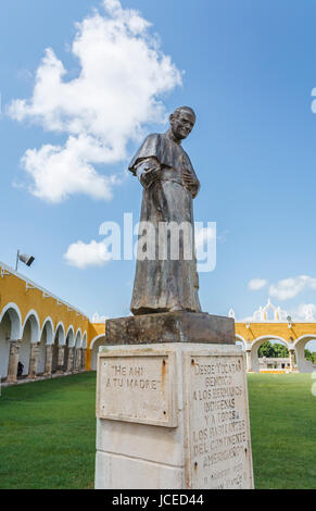 Statue von Papst Johannes Paul II in der Franziskaner Kloster St. Anthony in Izamal, der gelb-Stadt, eine kleine Stadt in der Nähe von Merida, Yucatan, Mexiko Stockfoto