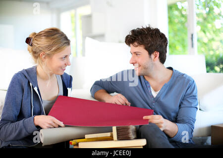 Junges Paar Wahl Tapete Farbe für neue Wohnung Stockfoto