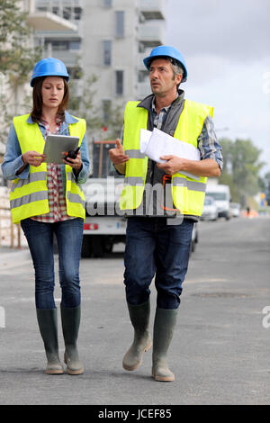 Bau-Menschen zu Fuß auf der Baustelle Stockfoto