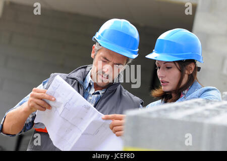 Nahaufnahme von Ingenieuren lesen Plan auf der Baustelle Stockfoto