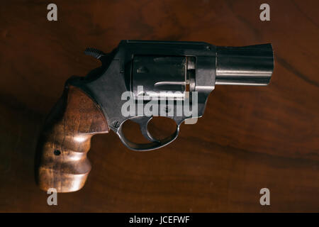 Revolver Pistole über hölzerne Hintergrund. Stockfoto