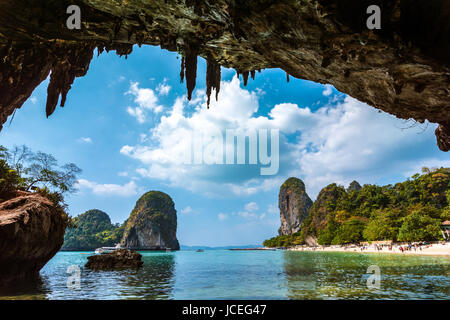 Tropisches Paradies am Railay Beach Krabi, Thailand. Railay ist eine kleine Halbinsel zwischen der Stadt Krabi und Ao Nang in Thailand hat schöne Strände und ruhige entspannte Atmosphäre Stockfoto