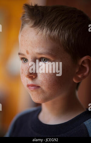 Eine entschlossene und nachdenklich 7 Jahre alten Sohn. Stockfoto