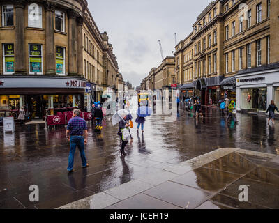 Grainger Street, Newcastle upon Tyne an einem regnerischen Tag Stockfoto