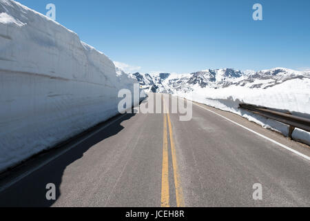 Der Beartooth Highway (Beartooth Pass) der all American scenic Highway erreicht eine Höhe von 10.947 ft zwischen Cooke City und Red Lodge Montana, USA. Stockfoto