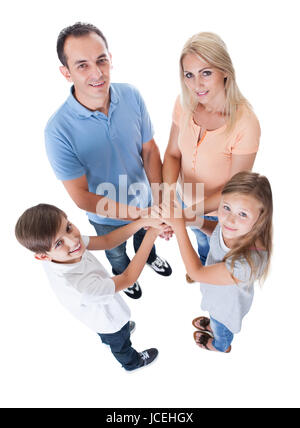 Erhöhten Blick auf Familie Hände zusammen Isolated On White Background Stockfoto