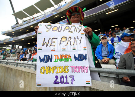 Eine Indien-Fan hält ein selbstgemachten Schild auf der Tribüne vor dem ICC Champions Trophy, Halbfinale bei Edgbaston, Birmingham. Stockfoto