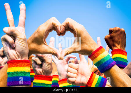 Masse der Hände machen unterstützende Signale bei gay-Pride-parade Stockfoto