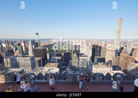 NEW YORK - SEPTEMBER 12: Rockefeller Center Aussichtsplattform mit Blick auf Menschen, Central Park und Skyline der Stadt an einem sonnigen Tag am 12. September 2016 Stockfoto