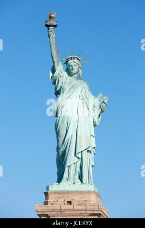 Freiheitsstatue Liberty Vorderansicht in New York, klaren blauen Himmel an einem sonnigen Tag, Clipping-Pfad Stockfoto