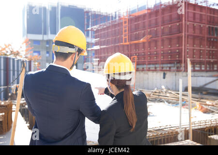 Porträt der beiden Architekten auf Baustelle zurück Stockfoto