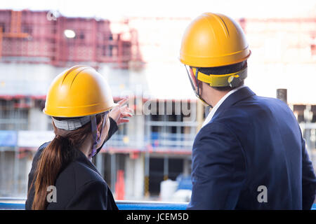 Porträt der beiden Architekten auf Baustelle zurück Stockfoto