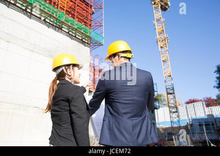 Rückseite der beiden Architekten auf Baustelle Stockfoto