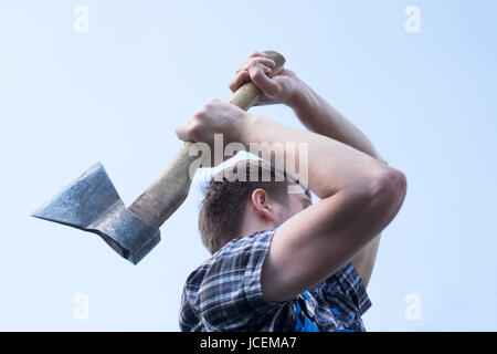 Porträt von zuversichtlich Mann Drechseln Firewoodaxe auf Schulter Stockfoto