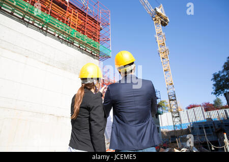 Rückseite der beiden Architekten auf Baustelle Stockfoto