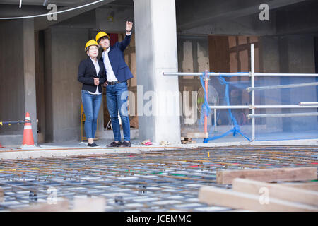 Zwei Architekten nachschlagen auf Baustelle Stockfoto