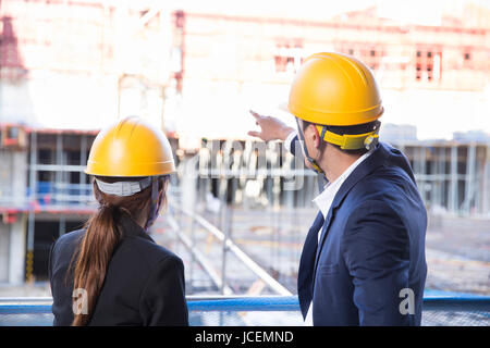 Rückseite der beiden Architekten auf Baustelle Stockfoto