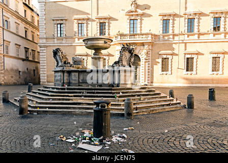 Abfall und Müll links bis zum Abend Nachtschwärmer in Piazza Santa Maria in Trastevere, Rom. Stockfoto