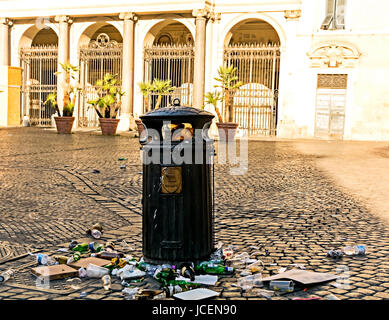 Abfall und Müll links bis zum Abend Nachtschwärmer in Piazza Santa Maria in Trastevere, Rom. Stockfoto