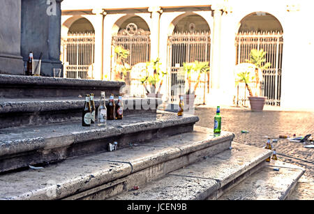 Abfall und Müll links bis zum Abend Nachtschwärmer in Piazza Santa Maria in Trastevere, Rom. Stockfoto