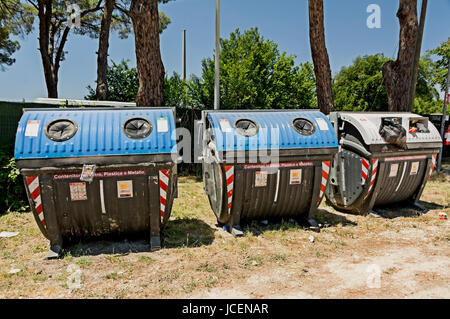 Kommerzielle Größe recycling-Behälter in Italien. Stockfoto