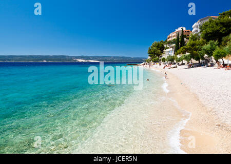 Deep Blue Sea mit kristallklarem Wasser und wunderschönen Strand der Adria in Kroatien Stockfoto