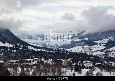 Ansicht von oben am Berg Dorf Megève, Französische Alpen Stockfoto