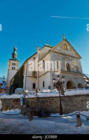 Mittelalterliche Kirche auf den zentralen Platz Megeve, Französische Alpen Stockfoto