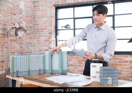 Lächelnde männlichen Architekt im Büro Stockfoto