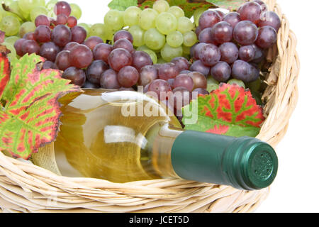 Korb mit Weißwein Stockfoto