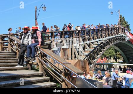 Viele Touristen auf die Brücke Ponte Dell Accademia und verbindet die Bezirke Dorsoduro und San Marco. Venedig, Italien, Europa. Stockfoto