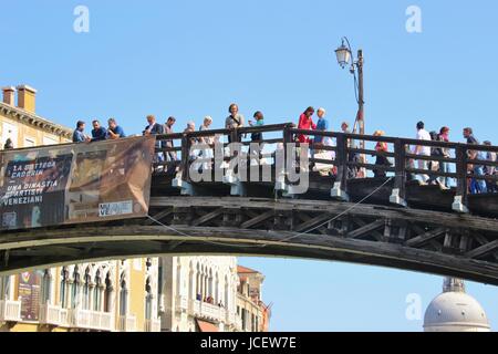 Die Brücke Ponte Dell Accademia mit vielen Touristen, am Canal Grande in Venedig. Italien, Europa. Stockfoto