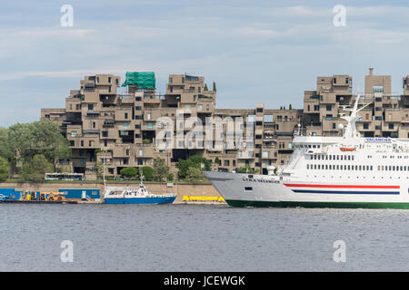 Montreal, Kanada - 9. Juni 2017: Kreuzfahrtschiff vorbei Habitat 67 Gehäuse komplexe in den alten Hafen von Montreal Stockfoto