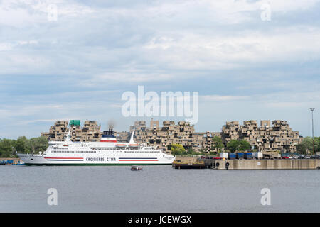 Montreal, Kanada - 9. Juni 2017: Kreuzfahrtschiff vorbei Habitat 67 Gehäuse komplexe in den alten Hafen von Montreal Stockfoto