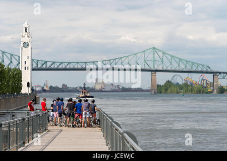 Montreal, Kanada - 9. Juni 2017: viele Radfahrer in den alten Hafen von Montreal versammelt sind Stockfoto