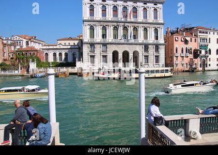 Auf der Terrasse der Peggy Guggenheim Collection in Venedig, Italien, Europa. Blick auf den Canal Grande und Palazzo. Stockfoto