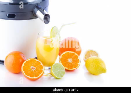 Saft-Herstellung orange Orangensaft auf weißem Hintergrund. Stockfoto